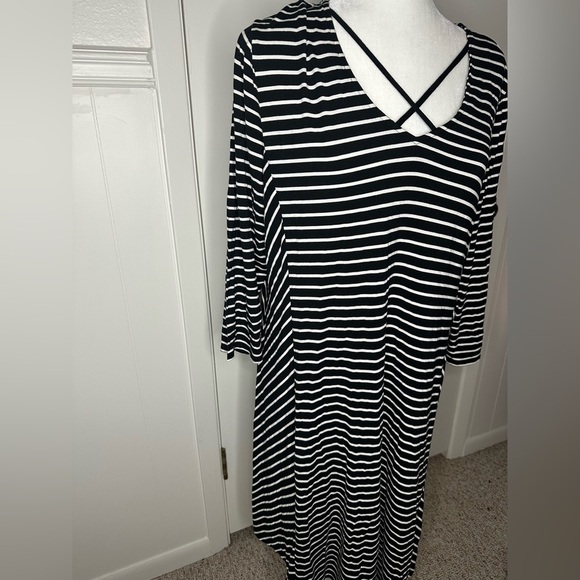 Chico’s Black & White Stripe 3/4 Sleeve V-Neck MIDI Dress Size 3 - Picture 2 of 11
